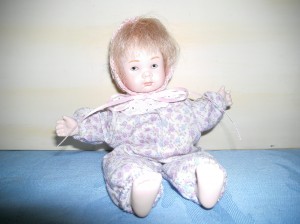 Porzellan Baby im Spielanzug lila