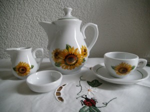 Puppen-Porzellan-Service, Sonnenblumendekor