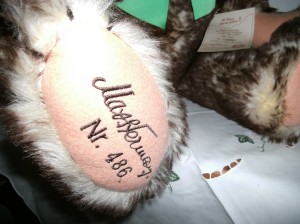 Old Max, bestickte Pfote