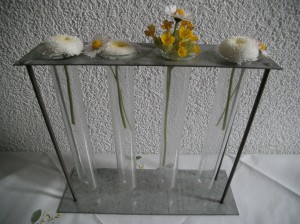 Vase, Eisengestell mit 4 Reagenzgläsern, Blumen