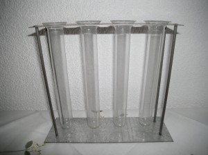 Vase, Eisengestell mit 4 Reagenzgläsern