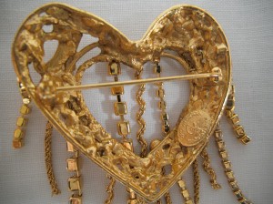 Brosche, Herz mit Strasspendeln, Detail