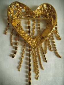 Brosche, Herz mit Strasspendeln, Rückseite
