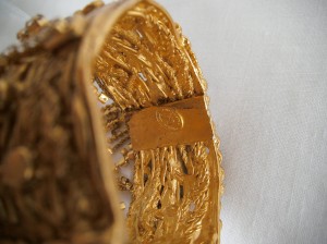 Armreif mit Strasspendeln, Detail