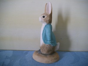 "Peter Rabbit standing" rechts