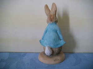 "Peter Rabbit standing" hinten