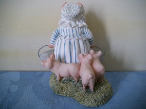"A. Pettitoes and Piglets" hinten