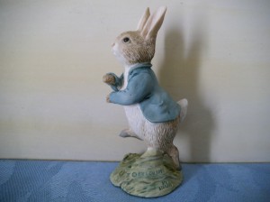 "Peter Rabbit running" rechts