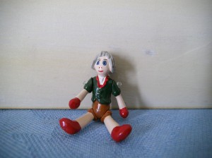 Minnie Maria, "Wooden" Boy Doll, sitzend