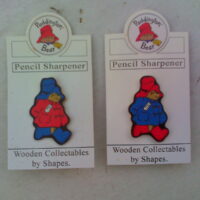 Bleistiftspitzer Paddington Bear gehend rot und blau