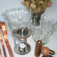 Kupferbänder, Glasvasen, Kerzenhalter