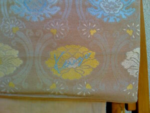 Kenzo stola, 45 x 160 cm, jacquard padded, creme light blue, detail