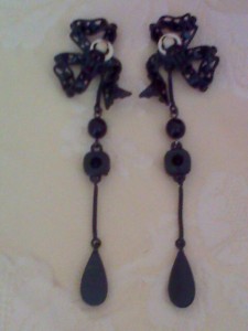 Christian Lacroix Bazar, Schmuck-Set mitternachtsblau, Ohrclip Rückseite