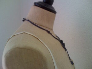 Christian Lacroix Bazar, Schmuck-Set mitternachtsblau, Collier Seite rechts