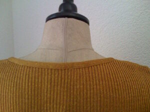 Christian Lacroix Bazar, Longpulli mit Lurex, senfgelb, Detail Rücken