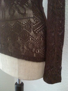 Christian Lacroix Bazar, Pulli mit Stehkragen, Spitze braun, Detail Arm