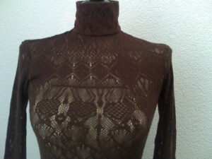 Christian Lacroix Bazar, Pulli mit Stehkragen, Spitze braun, Detail Kragen