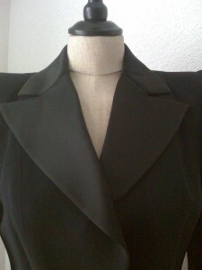 Christian Lacroix Bazar, Ensemble Jacke mit Jupe schwarz, Detail Satin-Revers