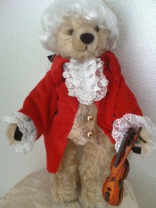 Wolfgang Amadeus Mozart Bär, stehend