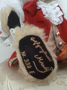 Wolfgang Amadeus Mozart Bär, Bestickung am Fuss