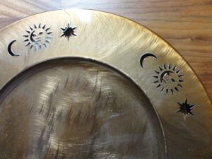Platzteller, broncefarben lackiert, Sonne, Mond und Stern, Detail