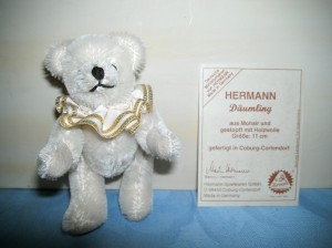 Däumling Bär, weiss creme, stehend