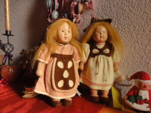 Lebkuchen-Mädchen, Papier-Maché und Filz