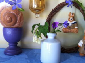 Frühlingsblüten und Keramik-Hasen