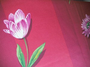Kenzo Dekorations-Stoff, bedruckt mit Streifen und Blumen rot, Detail