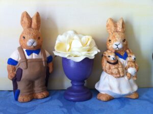 Hase und Häsin, Ton gebrannt und bemalt, blau braun beige