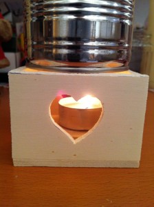 Herstellen von Teelicht-Kerzen, die Wärmequelle
