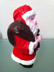 Spar-Nikolaus, Papier-Maché bemalt, rechts