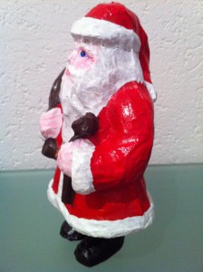 Spar-Nikolaus, Papier-Maché bemalt, links