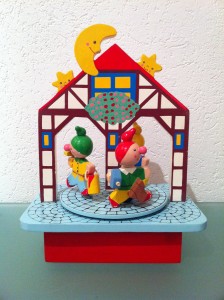 Sevi Musikdose, Haus mit Handwerkern, Rückseite