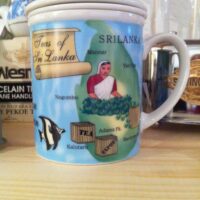 Teetasse mit Sieb und Deckel, Porzellan