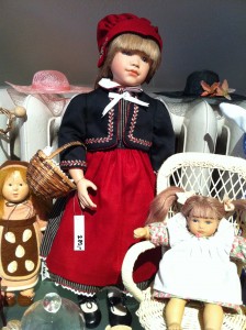 Künstlerpuppe "Rotkäppchen" mit Weidenkorb