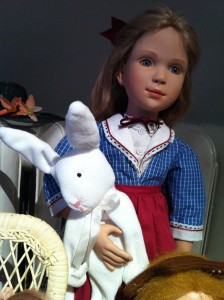 Künstlerpuppe "Alice" mit weissem Kaninchen