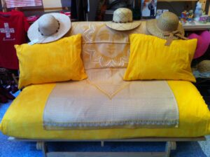 Klapp-Sofa, Holz und Stoff, Bezug gelb