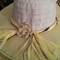 Damen-Strohhut genäht, beige écru, mit Häkelblume aus Bast