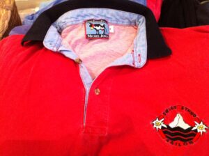 T-Shirt und Latzhose Michel Jordi, Detail T-Shirt