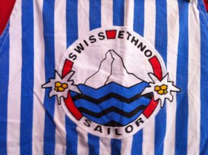T-Shirt und Latzhose Michel Jordi, Detail Hose Applikation