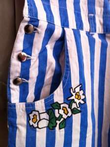 T-Shirt und Latzhose Michel Jordi, Detail Hose Verschluss