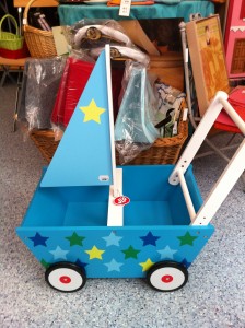 Schiff für Kinder zum Stossen, zusammengebaut