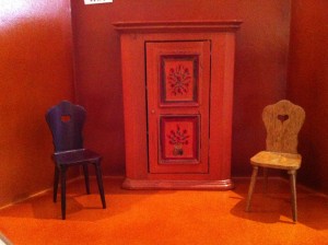 Bauernschrank bemalt mit Stabelle dunkel und hell