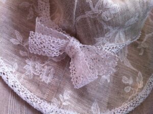 Stoffhut Leinen, Toile de Jouy, Detail Spitzenband
