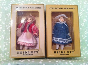 Heidi Ott Puppenstubenpuppe Mädchen mit roter Mütze und Mädchen im blauen Kleid
