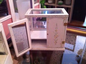 Vitrine eckig schmal, niedrig weiss, 1:12, Rückseite