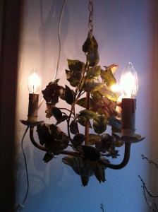 alter Kronleuchter 3-Flammig, Eisen bemalt, original elektrifiziert, beleuchtet