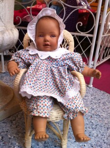 Heidi Ott Baby-Puppe, Mädchen im Blümchenkleid, Ansicht
