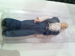 Mann im Jeans Anzug, Haare braun gemalt, für Puppenstuben